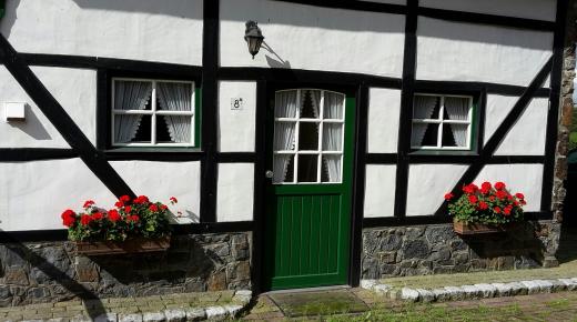 Haustür in grün bei Fachwerkhaus