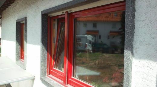 Sanierung Fenster in rot